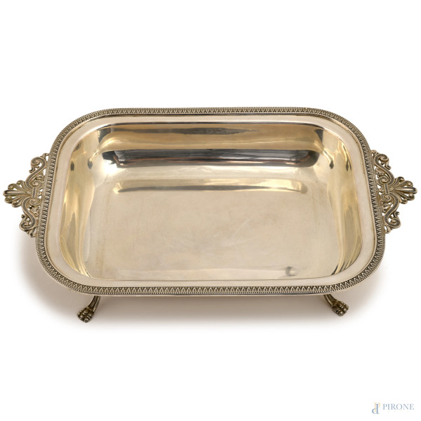 Portavivande rettangolare in argento 800/000 cesellato poggiante su quattro piedini ferini. Punzone 30 PD Zaramella, peso gr 650, cm 7x35x21,5