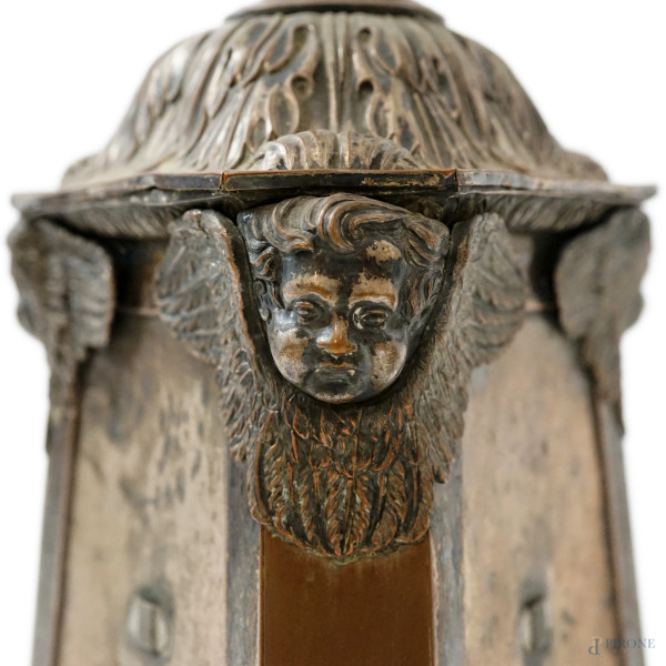 Coppia di candelieri da terra in metallo argentato adattati a lampada, decori cesellati a foggia ...