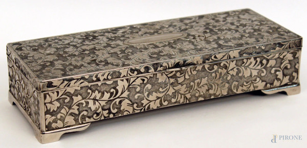 Scatola portamonili in metallo argentato e cesellato, cm 5 x 23 x 9,5.