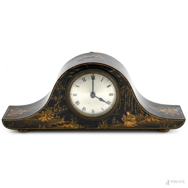 Orologio in legno laccato e decorato a cineserie, XX secolo, cm 14x34x7, (segni di usura, difetti, da revisionare)