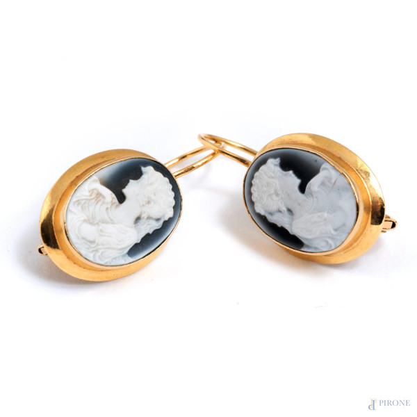 Coppia di orecchini in oro 18 kt con cammei raffiguranti profili femminili, peso lordo complessivo gr 6, lunghezza cm 3, (segni di usura, graffi)