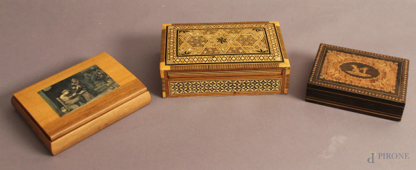 Lotto composto da tre scatole in legno di cui due con intarsi, misure massime 6 x 20 x 13 cm.