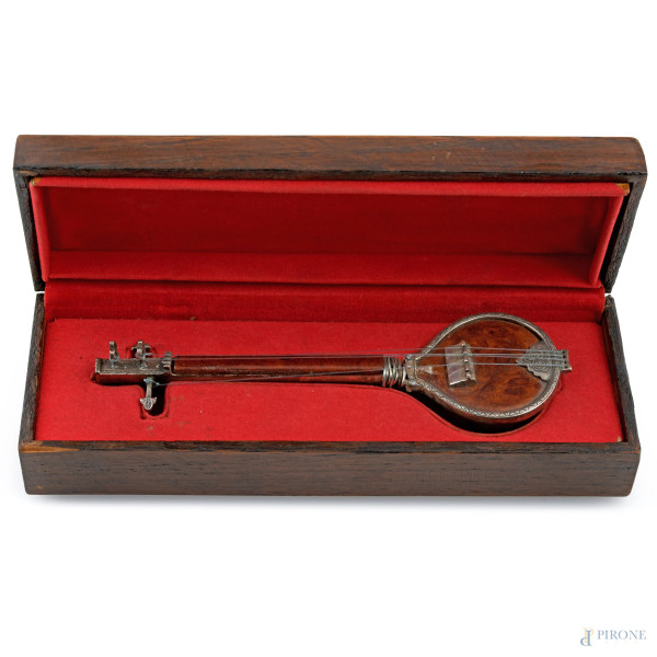 Miniatura di sitar indiano in legno e argento 925/00, peso lordo gr 35, lunghezza cm 13