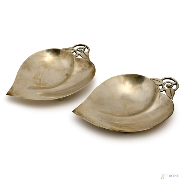 Coppia di centrini in argento a foggia di foglia, Tiffany, XX secolo, cm 3x15x10,5, peso totale gr. 230