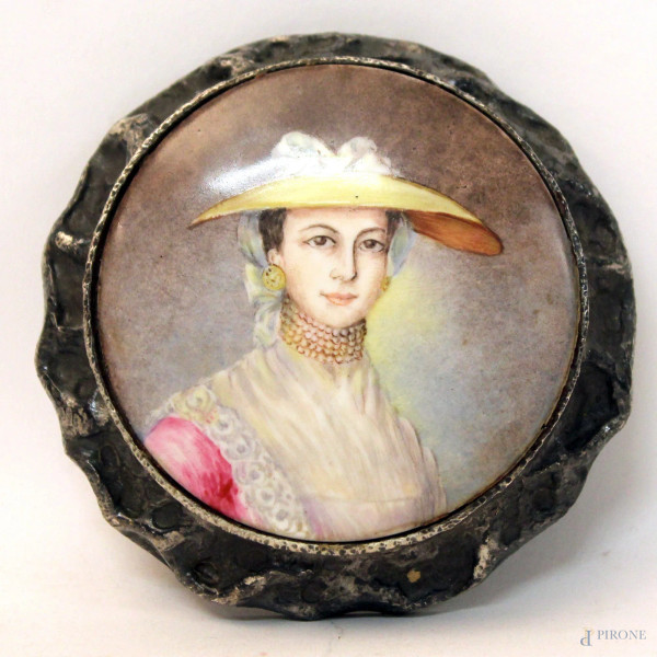 Miniatura raffigurante donna con cappello dipinta su porcellana ad assetto tondo, diametro 8 cm.