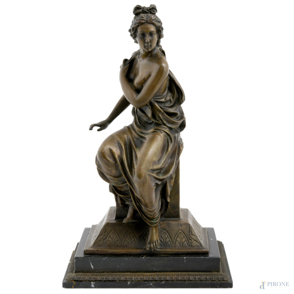 Figura femminile assisa, XX secolo, scultura in bronzo su base in marmo e bronzo, cm 37,5x23x15,5, (segni di usura, difetti, rotture, mancanze)