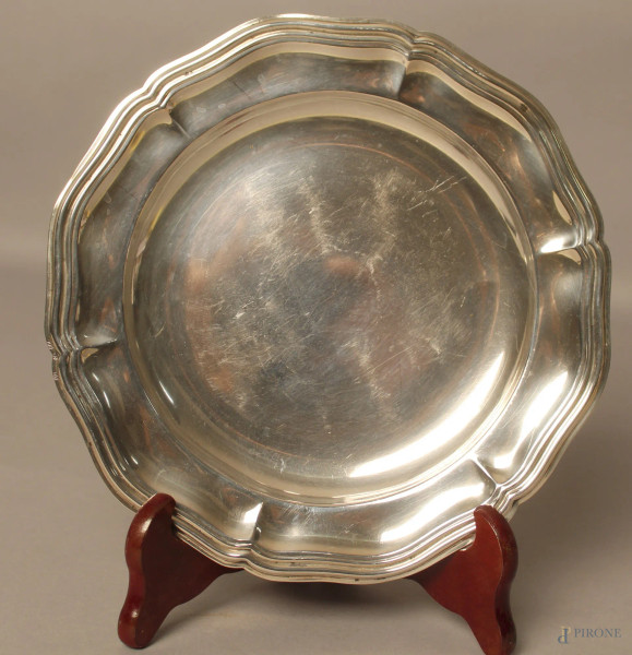 Centrotavola di linea tonda centinata in argento, diametro 23 cm, gr. 250.