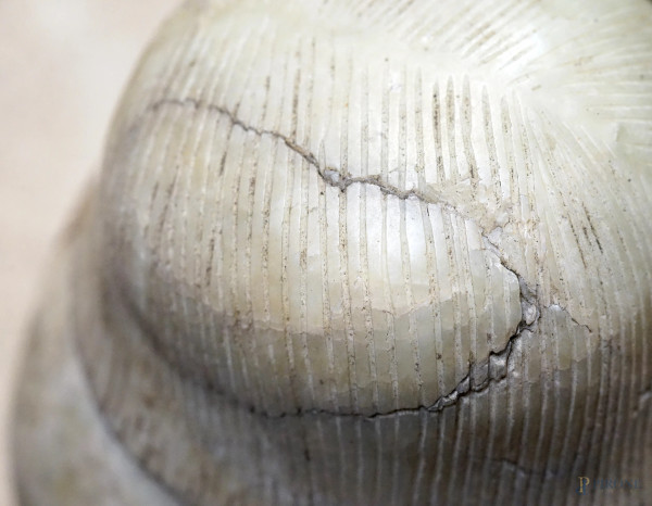 Guerriero, grande scultura in giadeite, arte orientale del XX secolo, cm h 99 circa, (difetti)