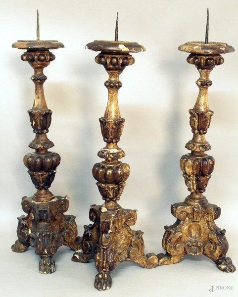 Lotto di tre di portaceri in legno intagliato e laccato, XIX sec, h. 56 cm.