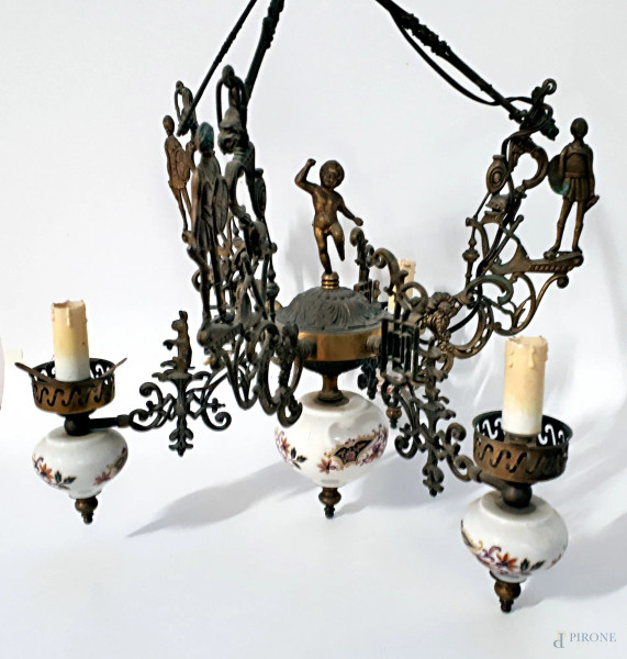 Lampadario a tre bracci in bronzo a motivo di figure e ceramica a decoro floreale, cm 45 altezza cm 55