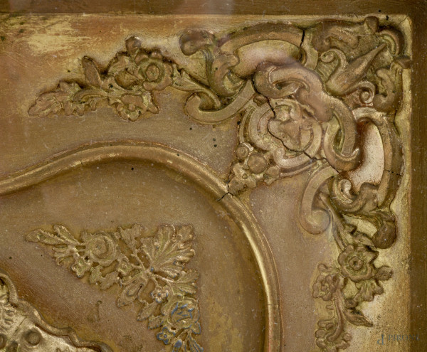 Orologio da muro con cassa in legno dorato riccamente decorata a rilievo a motivi vegetali. Quadr...