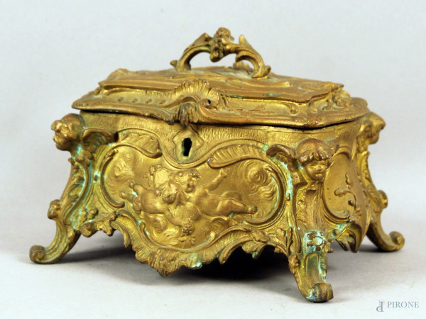 Cofanetto in metallo dorato, fine XIX secolo, altezza 14,5x18,5x14 cm.