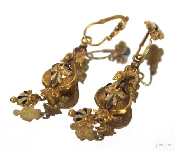 Paio di orecchini in oro 14 kt con particolari a smalti policromi, XIX secolo, gr. 4,1