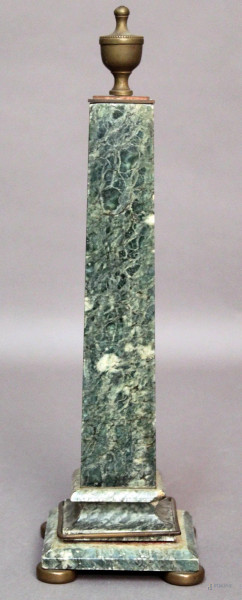 Obelisco in marmo verde delle Alpi, finiture e piedini in bronzo, XX sec., H 37,5 cm, sbeccature e mancanze.