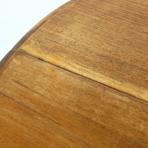 Tavolo ovale in noce allungabile, gambe tornite che terminano con rotelle in metallo, XIX secolo,...