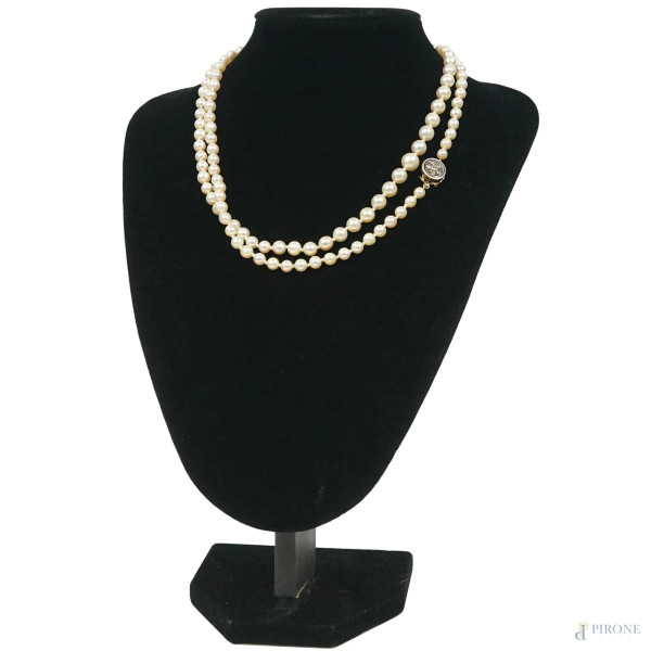 Collana di perle degradè, chiusura in oro 18 kt impreziosita da brillantini, lunghezza cm 90, (imperfezioni)