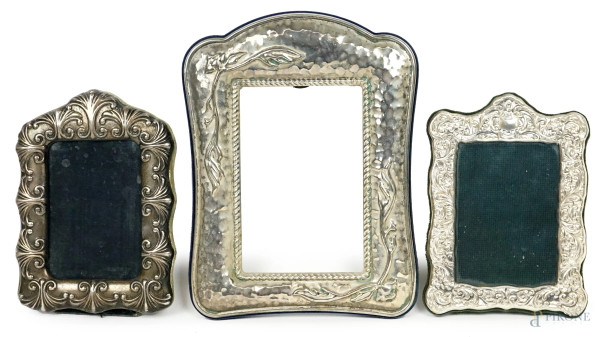 Lotto di tre cornici in argento sbalzato e cesellato, misure max cm 27x21, XX secolo.