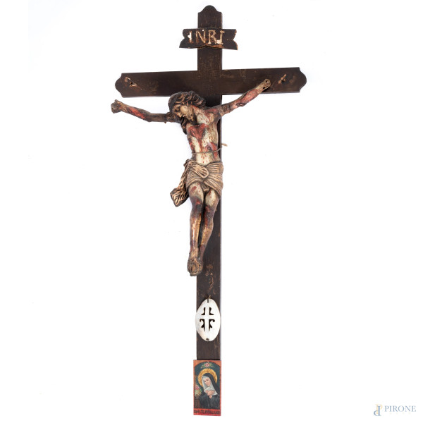 Crocefisso in legno dipinto in policromia, con due ex voto alla base, cm 138x66, XIX-XX secolo, (segni di usura, rotture, mancanze, difetti)