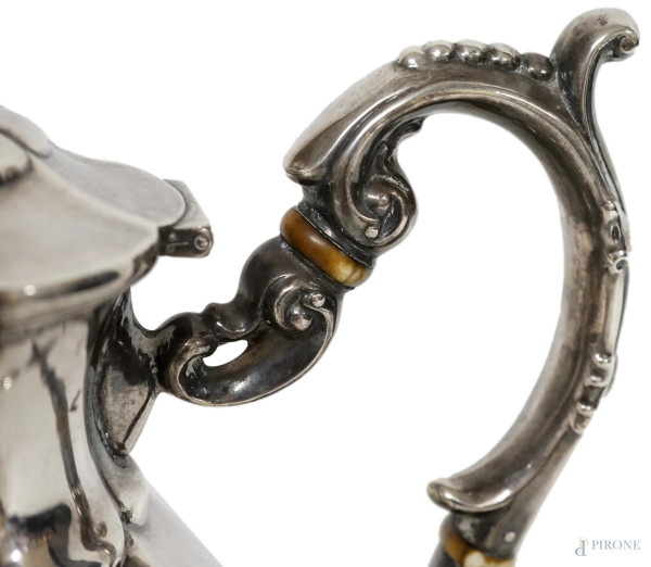Teiera in argento con decori cesellati a volute, reca stemma dei Savoia e iniziali sul corpo, XIX...
