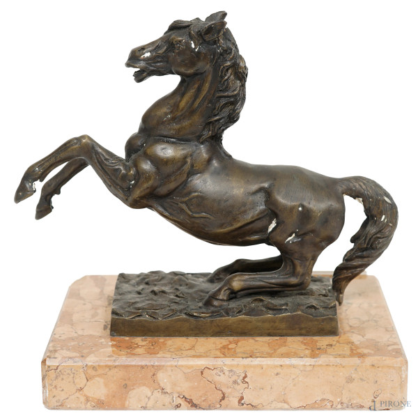 Scultura in bronzo rappresentante un cavallo rampante, su base in marmo, XX secolo, cm 20,5x13x19 (difetti)