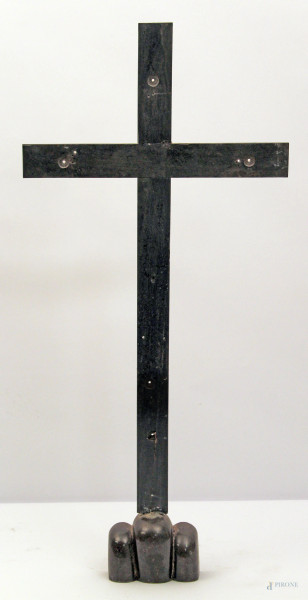 Croce in legno ebanizzato, poggiante su base in pietra dura, h. 65 cm 