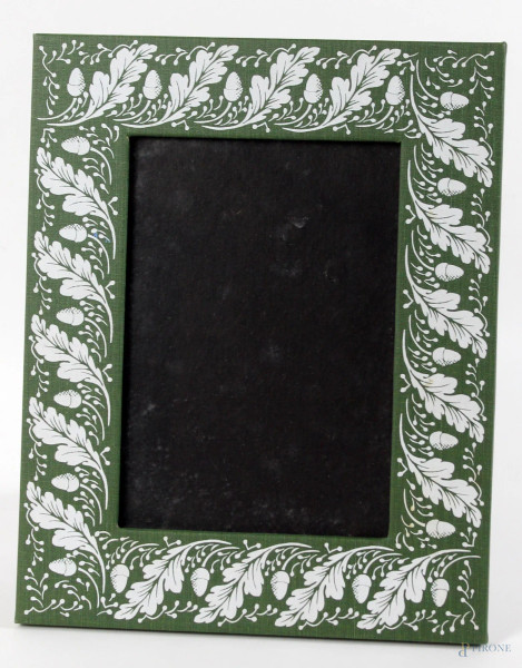 Cornice portafoto Tiffany &amp; Co., decoro bianco a ghiande e foglie su fondo verde, ingombro cm.20x20, luce cm. 19x13,5, entro scatola originale.