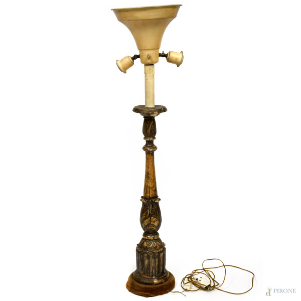 Candeliere montato a lampada da terra in legno scolpito e argentato, XX secolo, altezza cm 104 (segni di usura, da revisionare)