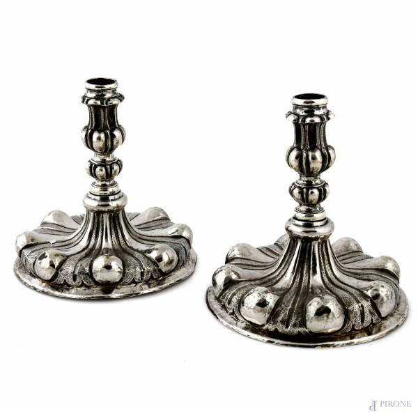 Coppia di portacandele in argento con punzone dello Stato Pontificio, XIX-XX secolo, altezza cm 14, peso complessivo lordo gr 400