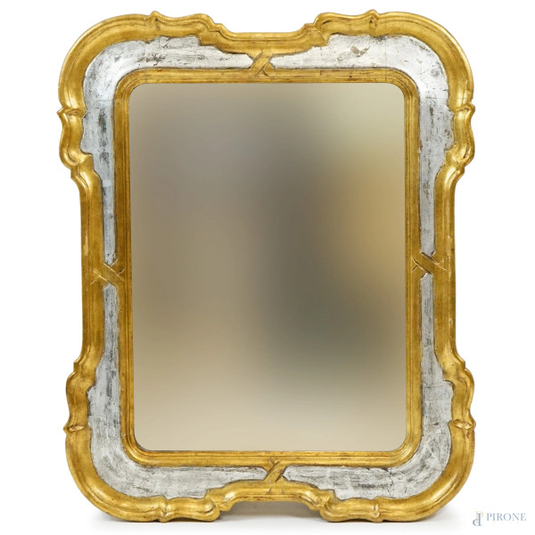 Specchiera a cabaret, in legno dorato ed argentato, XX secolo, misure ingombro cm 83x66,5, misure luce cm 59,5x43,5, (difetti).