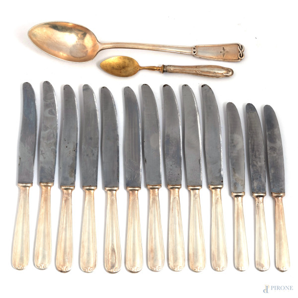 Lotto di posate in argento e metallo argentato, XX secolo, peso lordo complessivo gr 1160, ( segni di usura, difetti)