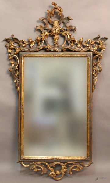 Specchiera in legno laccato ed intagliato con motivi a fiori e foglie d&#39;acanto, XX sec., cm 142 x 85.