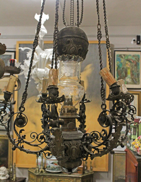 Lampadario in ferro battuto a sette luci, altezza cm 85 circa