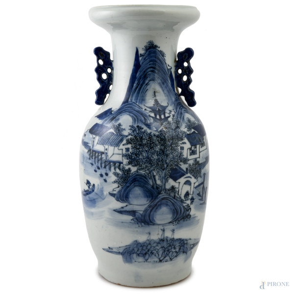 Vaso in porcellana decorata nei toni del bianco e del blu con scena di paesaggio, XX secolo, altezza cm 44,5, (segni di usura, felature, difetti di cottura)