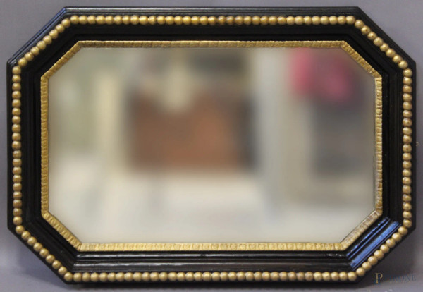 Specchiera di linea rettangolare centinata in legno ebanizzato con bordi dorati, cm 87 x 60.