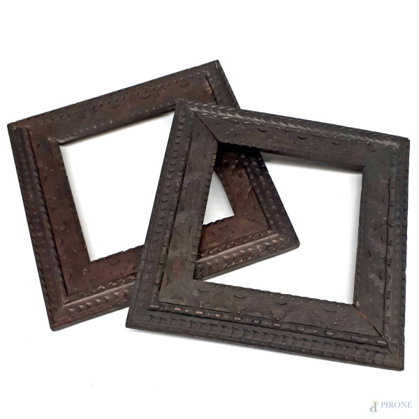 Lotto composto da due cornici del movimento Arts and Crafts in legno di castagno intagliato, misure esterne cm 31x31