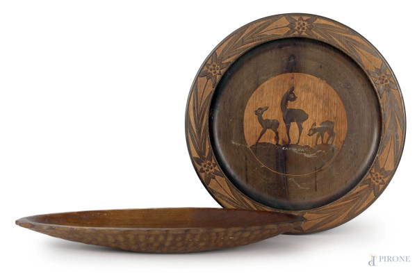 Lotto di un piatto ed un vassoio in legno intagliato, decoro raffigurante cerbiatti, diam. max cm 34, (lievi difetti).