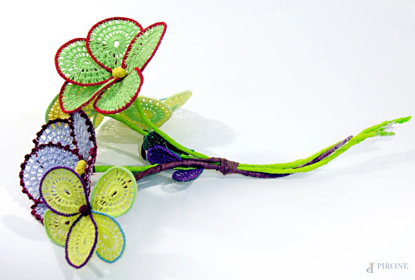 Lotto composto da cinque fiori realizzati ad uncinetto in vari colori, altezza ciascuno cm 45