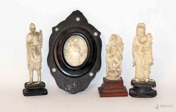 Lotto composto da tre figure orientali ed una miniatura a soggetto religioso in avorio intagliato, XIX sec.