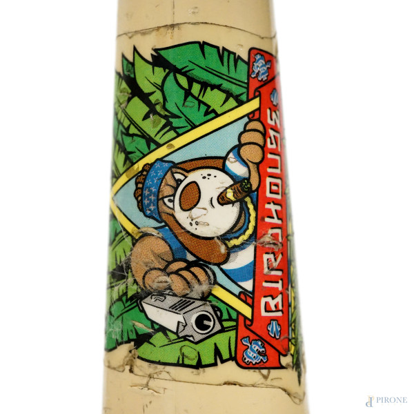 Lotto composto da 4 bottiglie in vetro decorate a tecnica mista ed 1 versatoio in ceramica smalta...