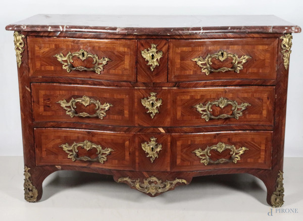 Commode Luigi XV in legno impiallacciato in varie essenze con inserti, maniglie e boccachiave in bronzo dorato, cm 86x124x55, (segni di usura, scalfiture, rotture, difetti, cadute di impiallacciatura, piano in marmo restaurato)