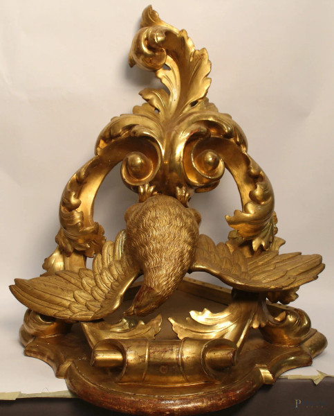 Mensola ad angolo sorretta da aquila, in legno intagliato e dorato, periodo impero, h 60 cm.