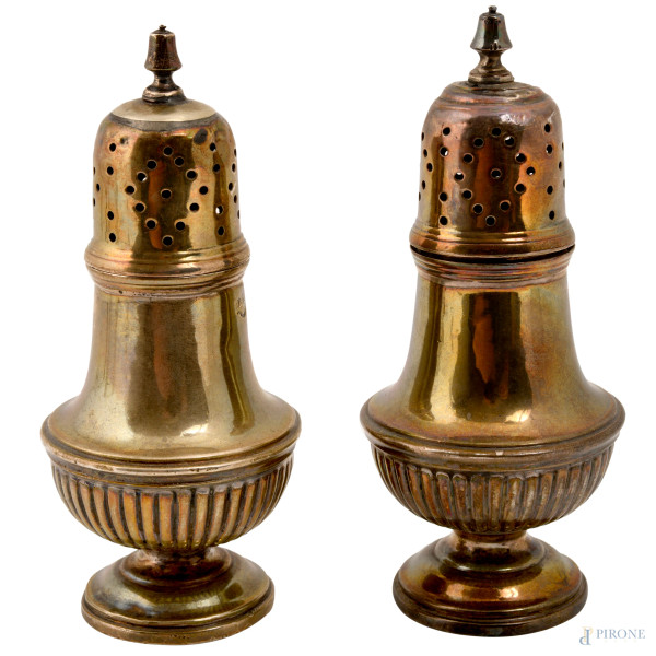 Coppia di sale e pepe in argento appesantito, XIX-XX secolo, Inghilterra, altezza cm 10, peso lordo totale gr. 90