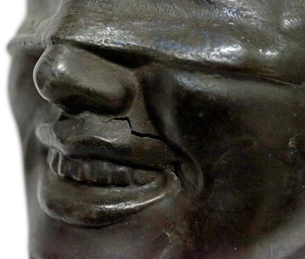 Scultura in metallo brunito rappresentante la dea della Fortuna, base in marmo, XX secolo, altezz...