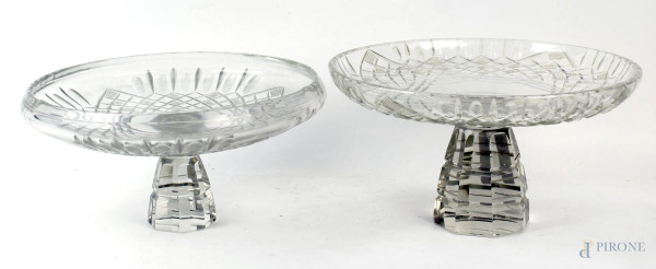 Due alzate centrotavola in cristallo controtagliato, XX secolo, cm 16x28, (difetti)