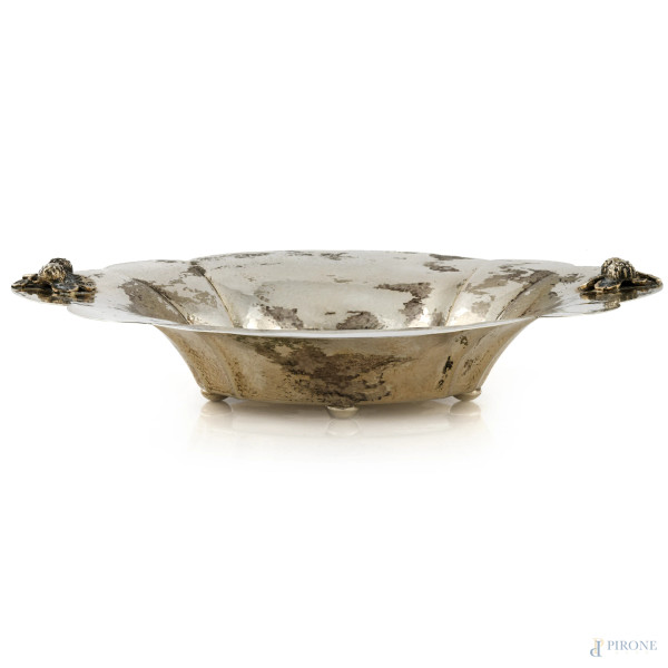 Centrotavola polilobato con rilievi a guisa di frutta in argento 800/000, XX secolo, cm 8,5x38x30...