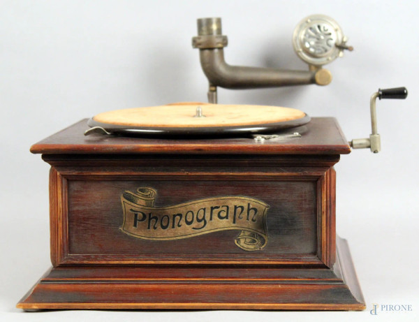 Antico grammofono in legno, h. 70 cm.
