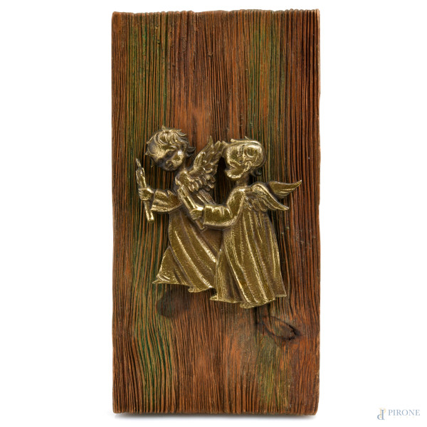 Coppia di angioletti in bronzo dorato applicati su tavoletta lignea, XX secolo, cm 27x14, (segni di usura)