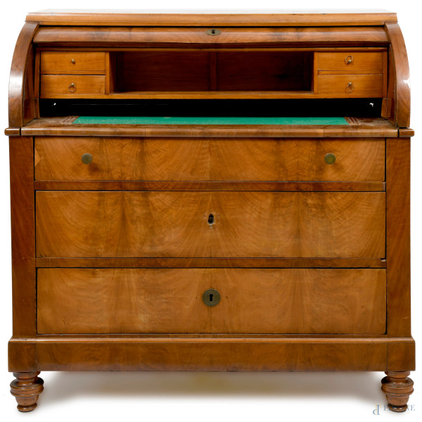 Ribalta in noce con fronte a tre casseetti. Piano con al centro rivestimento in velluto verde. Co...