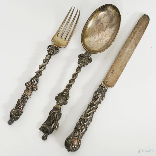 Tre posate in argento, Inghilterra, seconda metà del XIX secolo, lunghezza cm 19,5, peso loro gr.176, (difetti)