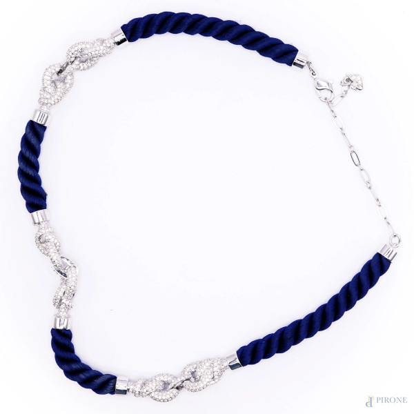 Girocollo con cordone ritorto in raso blu con nodi rodiati impreziositi da pavé di cristalli Swarovski, lunghezza cm 44